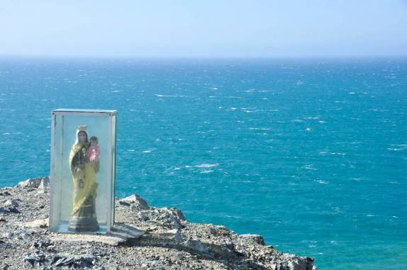 Imagem da Virgem no topo do Pilón de Azucar, perto de Cabo de La Vela, litoral ocidental da península de La Guajira, na Colômbia